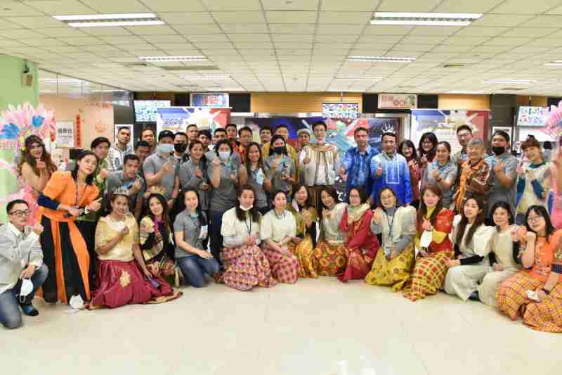 友達推動「安心、、創新、、、用心、、同心、、、盡心」五星職旅，，為菲籍員工打造全方位照護，，，，首度贏得「人權實踐與發展領袖獎」殊榮