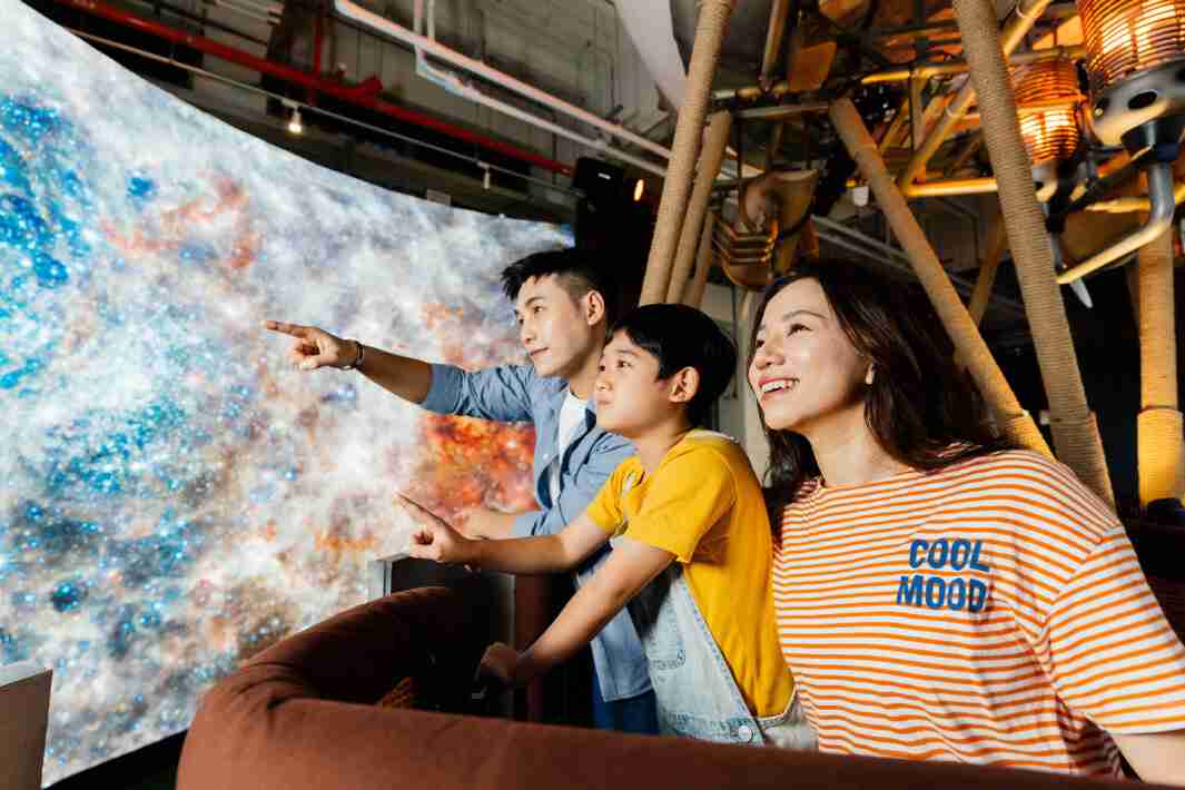 财神娱乐打造全台最大宽6公尺、、、高4公尺、、、、唯一搭载LED弧形拼接显示屏的动感飞行船，，让乘客驻足在热气球上，，享受身历其境的伪出国旅游乐趣