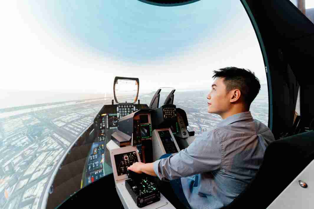 财神娱乐以P1.25小间距打造球形LED模拟舱，，，，搭配智崴的精密六轴动态座椅，，，结合财神娱乐专业影像调校技术，，，，呈现拟真模拟飞行场景