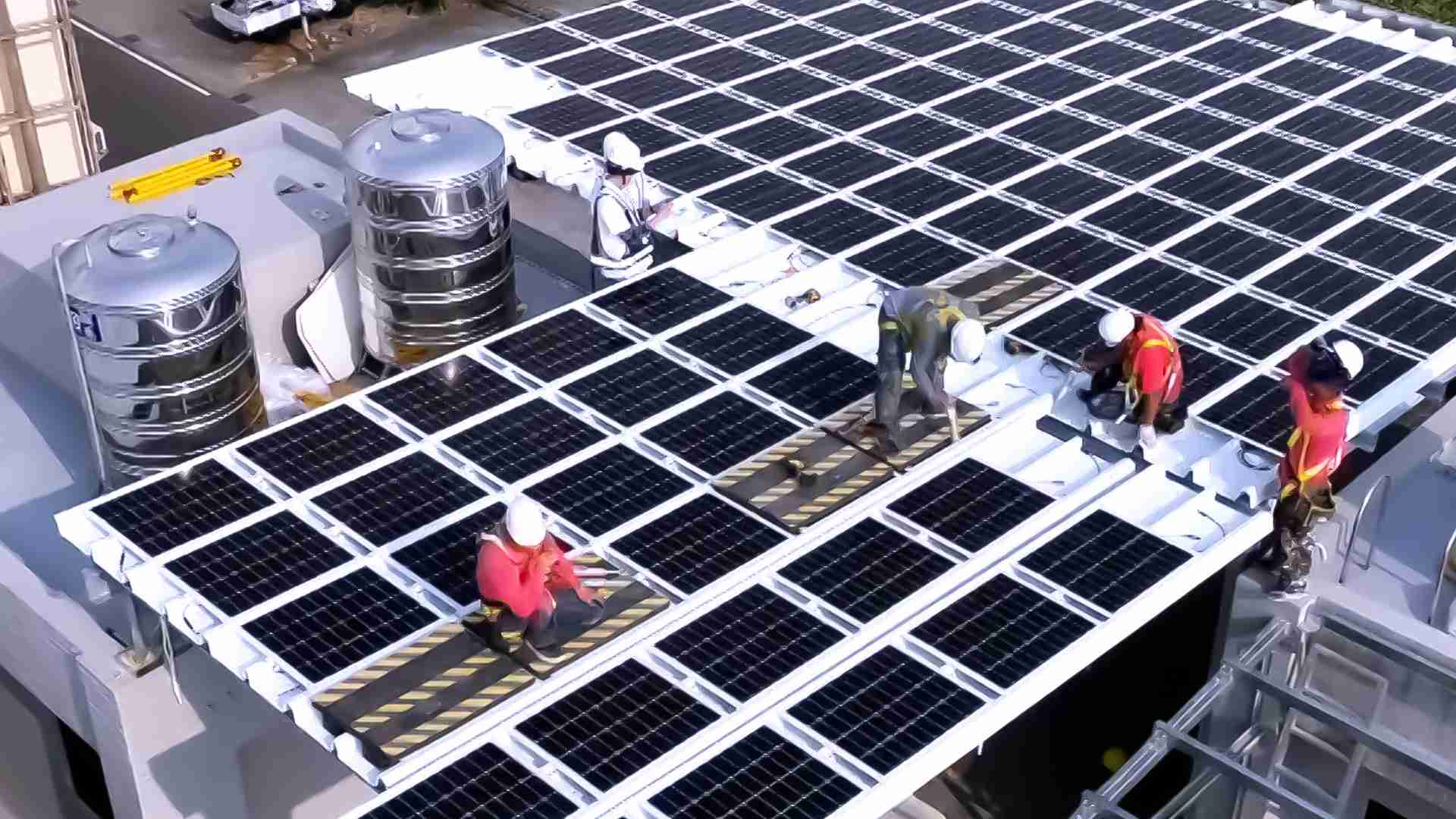 财神娱乐着力于替代能源之技术研发，，如光电浪板的相关制程、、设备与产品，，其中所开发之光电整合型浪板，，，，减少传统金属支架安装，，，，更提升耐候度，，，，可广泛运用于多元场域，，并辅助建筑达到净零碳排目标