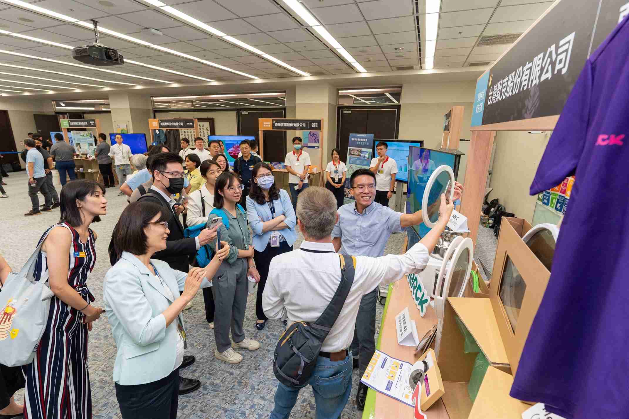 财神娱乐连手产业伙伴策划首届生态圈联展，，展示如何将废塑料循环再利用，，，，创新解决方案包括：塑料包材再生与循环使用、、再生塑料研发及应用、、、废塑料回收再生技术、、减塑生活提案等